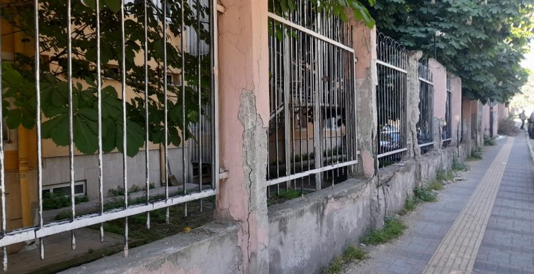 BakırköyTeknik Mesleki Anadolu Lisesi’nin Çevre Duvarları Dökülüyor