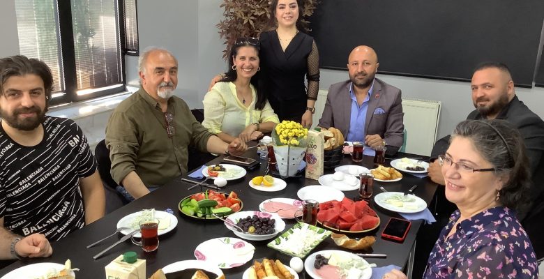 Bakırköy’de Narin Alizade; Güzellik Merkezinde İş İnsanlarına Kahvaltı Verdi