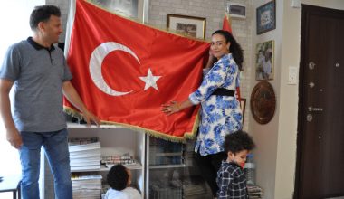 Faslı Türk Gelin Fatımae Zahrea Uyan Türk Bayrağını Öptü