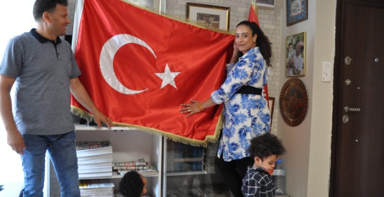Faslı Türk Gelin Fatımae Zahrea Uyan Türk Bayrağını Öptü