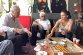 Ayson Karabağ’dan Bakırköy Alevi Kültür Derneğinde Canlara Baklava İkramı
