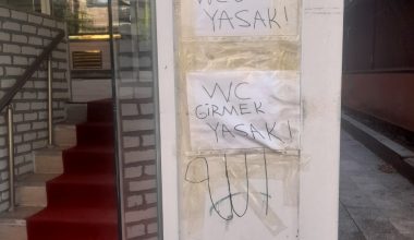Bakırköy Sahilde Mado Kapı Girişine Ne Yazmış?