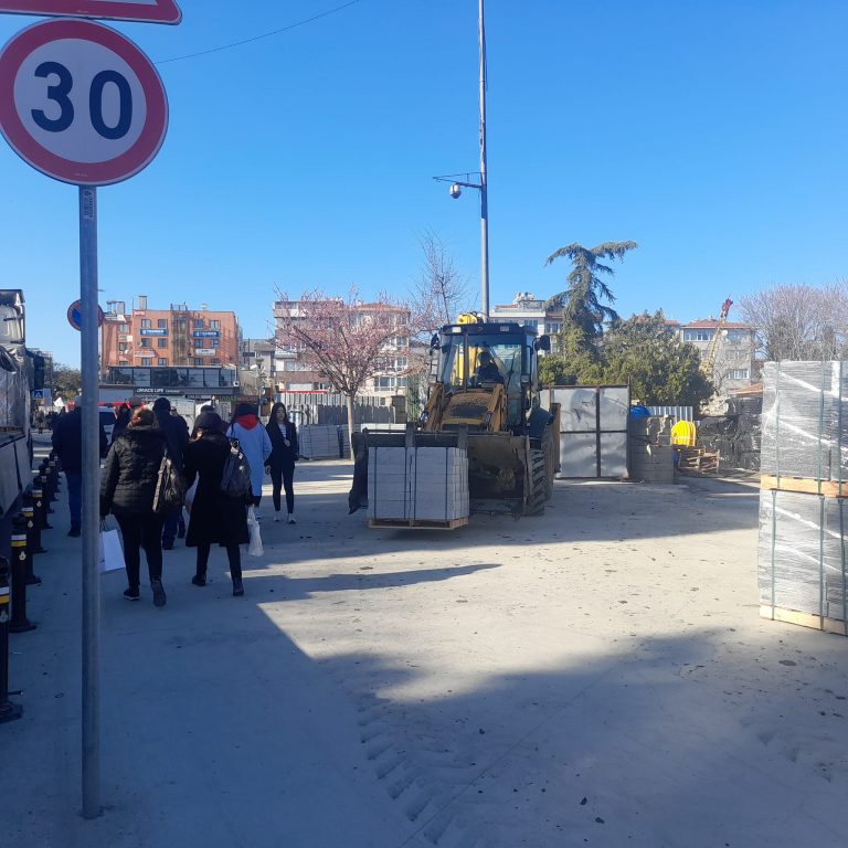 Bakırköy Meydan’da İnşaat İçin Eşyalar İndirilirken Hiçbir Önlem ve Güvenlik Yok