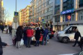 İstanbul Caddesi’nde Kaldırımda Araçlar Çekmiş Çilek Satışı Yapıyor, Zabıta Nerede?