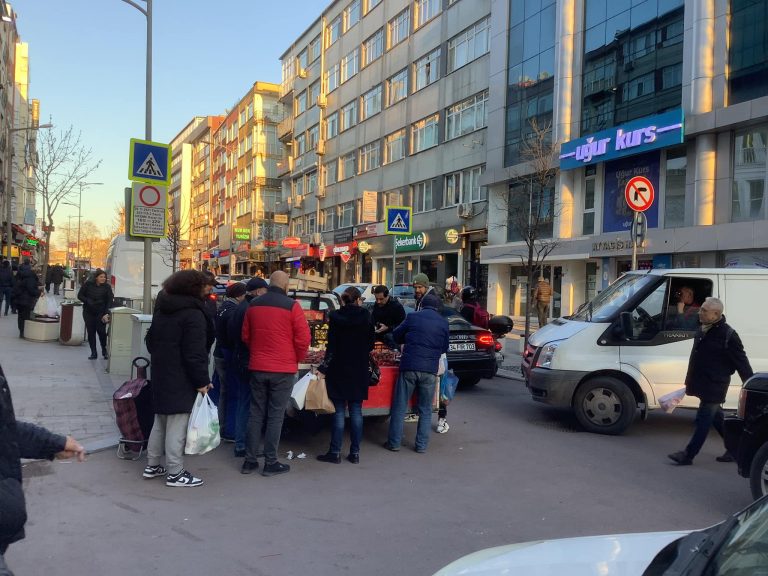 İstanbul Caddesi’nde Kaldırımda Araçlar Çekmiş Çilek Satışı Yapıyor, Zabıta Nerede?