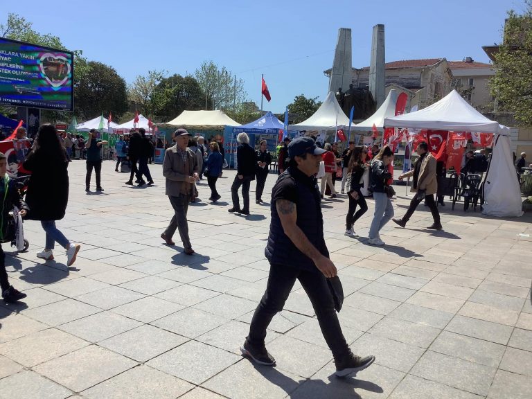 Bakırköy Özgürlük Meydanında Partiler Çalışması Var, Ama İçinde Ruh Yok!