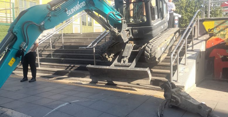 Kural Tanımayan Kepçe Operatörü İş Makinesini Bakırköy Merdivenlerden İndirdi