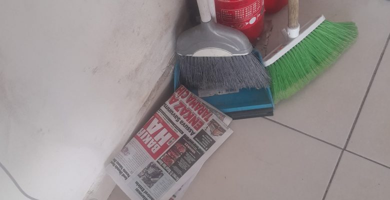 Bakırköy Belediyesinin Park İçindeki İşletmeciler Size Gazete Okuyun Ve Okutun  Çöpe Atan Olmayın?