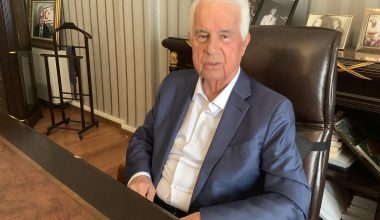 Kıbrıs’ın Üçüncü Cumhurbaşkanı Dr. Derviş Eroğlu İle Gazeteci Ayson Karabağ Röportajı