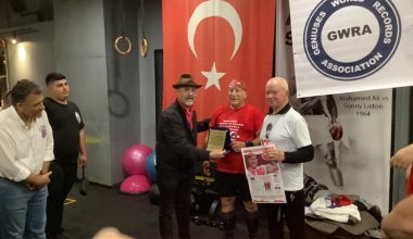 Sporcu Hayrettin Sönmez’e Bakırköy’den Haber Gazetesi Okuyucuların Adına Plaket Verdi Videosu?