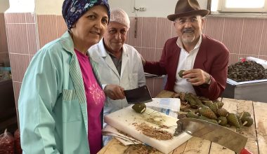 Ekoloji Market’de  Serap Özyurt ile Gazeteci Ayson Karabağ Çam Kozalak’dan Pekmezinin Yapılışı
