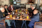 Esenyurt Belediye Başkan Aday Adayı Kurtuluş Bazu Bakırköy Copper Caffe’de Sanatçılara Kahvaltı Verdi Videosu