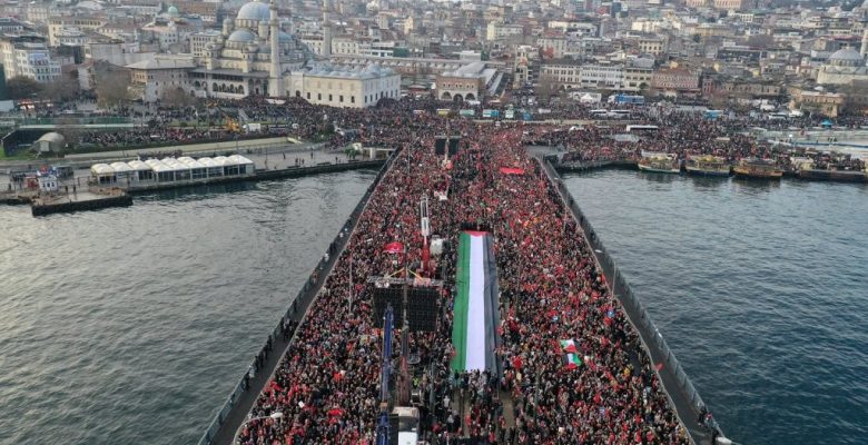 İstanbul’da Filistin’e Destek İsrail’e Lanet Yürüşü Yapildi