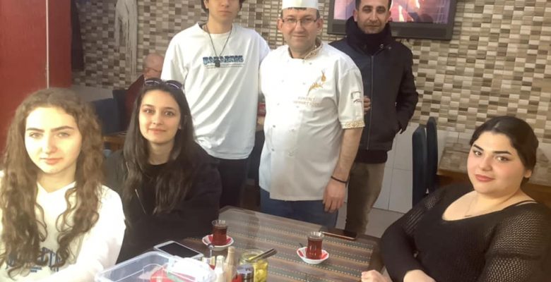 Eğitimci Coşkun Bostancı Öğrencilerini Alarak Ücretsiz Çorba İçin Pilavcı Mehmet Usta’da Buluştuk.