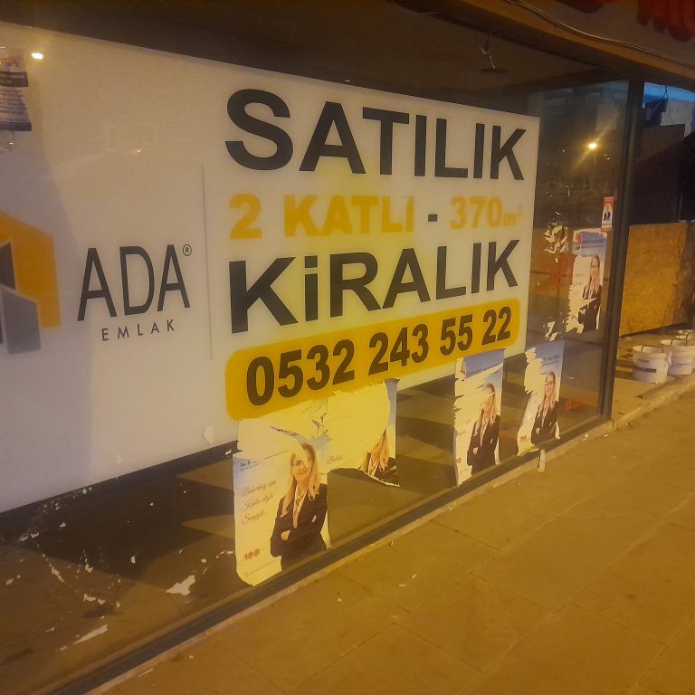 Belediye Başkan  ve Muhtar Adayların Afişleri Camdan Çıkmıyor.