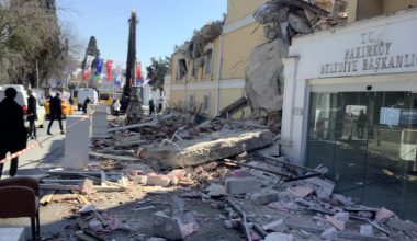 Bakırköy Belediye Binası Yıkılıyor, Ama  Güvenlik Önlemi Yok İzleyelim Videosu