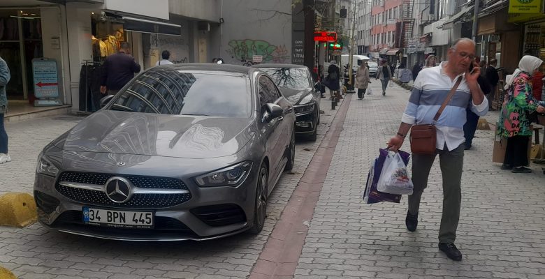 Bakırköy’de Yaya Yolunu  Engelliyen  Bu Kişilere Belediye Demokrasiyi Getirecek mi ?