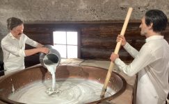 Kars’ın  Çocuğu   Gazeteci Ayson Karabağ Tarafından Kars Peynir Müzesin  Tanıtımı Videosu