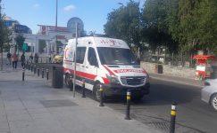 Bakırköy Cumhuriyet Meydan’da Işıklardan Donen araçları Engelliyen Lifepower Ambulansı