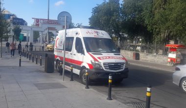 Bakırköy Cumhuriyet Meydan’da Işıklardan Donen araçları Engelliyen Lifepower Ambulansı