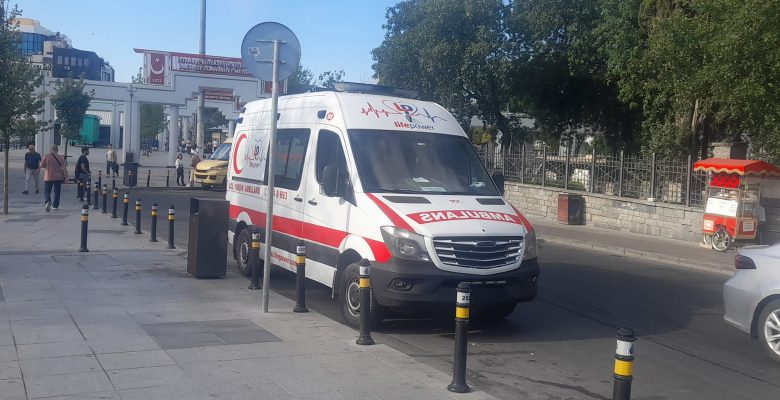 Bakırköy Cumhuriyet Meydan’da Işıklardan Donen araçları Engelliyen Lifepower Ambulansı