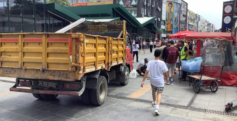 Bakırköy Belediyede Yol Tamirat Yapanlara Hatırlatma