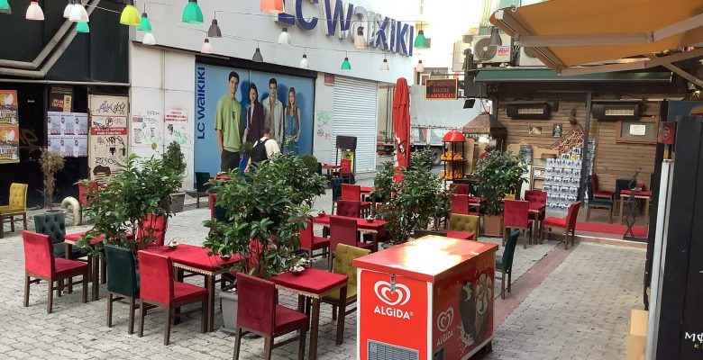 Bakırköy Belediyesi Ortak Alanlarımızı  Bakırköy Sokakları  ve Yaya Yolları  İşgal Edilmemeli