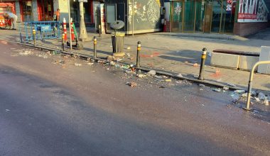 Bakırköy Belediye Personeli Yıkıyor, Çöpleri Piştikleri İstanbul Caddesine  Bırakıyorlar Videosu ?