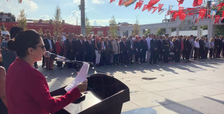 Bakırköy Cumhuriyet Meydanı’nda CHP Öncülüğünde 30 Ağustos Zafer Bayramı Çelenk Töreni Yapıldı Videosu