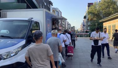 İstanbul Belediyesi Tarafından Bakırköy Marmara Çıkışında Yapılan Çorba ve Ekmek İkramı Vatandaşı Mutlu Ediyor