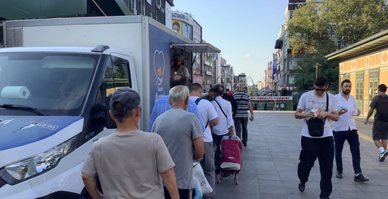 İstanbul Belediyesi Tarafından Bakırköy Marmara Çıkışında Yapılan Çorba ve Ekmek İkramı Vatandaşı Mutlu Ediyor