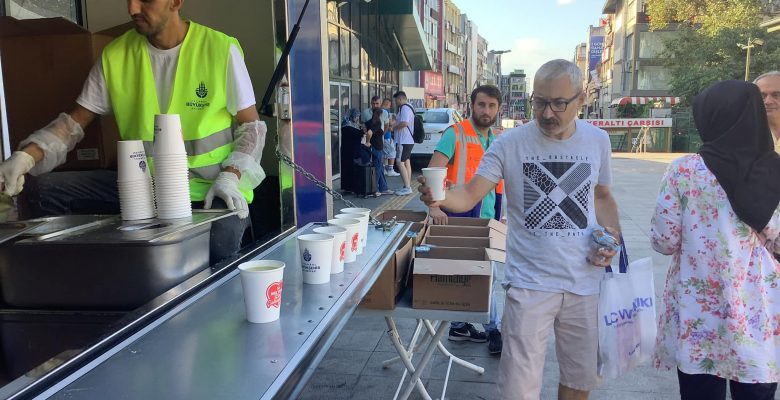 Bakırköy Marmara Önünde Her Sabah Çorba -Su-Ekmek İstanbul Belediyesi İkram Ediyor