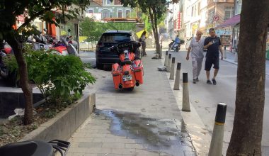 Bakırköy Kültür Şehri’nde Her İnsan Yaya Yolun Araç Koyuyor, Takip Edecek Belediye Yok