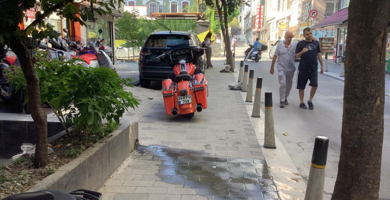 Bakırköy Kültür Şehri’nde Her İnsan Yaya Yolun Araç Koyuyor, Takip Edecek Belediye Yok