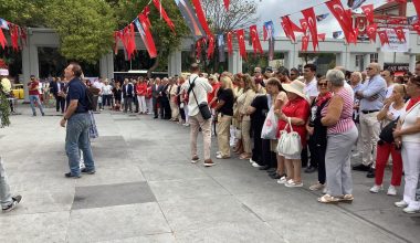 Bakırköy Cumhuriyet Meydanı’nda CHP Öncülüğünde 30 Ağustos Zafer Bayramı Çelenk Töreni Yapıldı