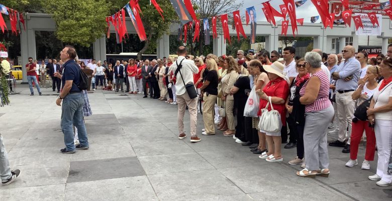 Bakırköy Cumhuriyet Meydanı’nda CHP Öncülüğünde 30 Ağustos Zafer Bayramı Çelenk Töreni Yapıldı