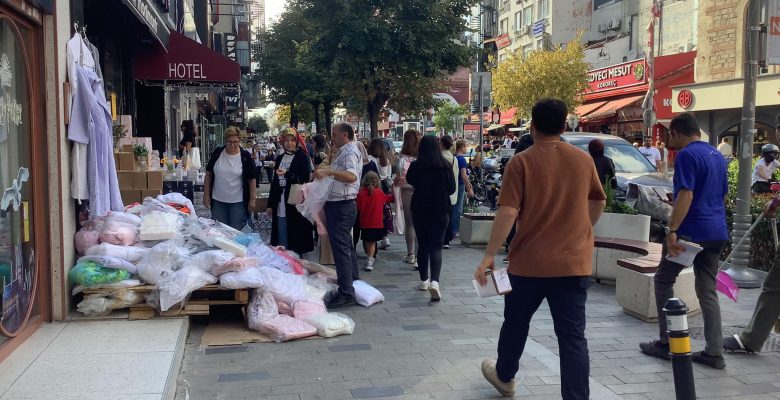 Bakırköy İstanbul Caddesi’ndeki Esnaflara Kırmızı Çizgiyi Hatırlatacak Zabıtalar Nerede?