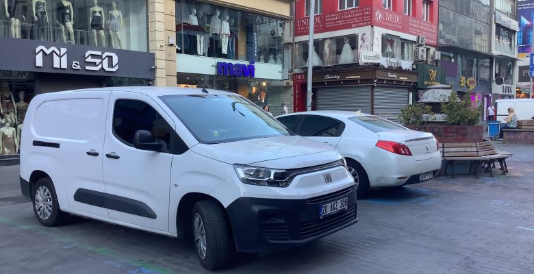 Bakırköy Meydanı Araçlara Değil Yayalara Ait!