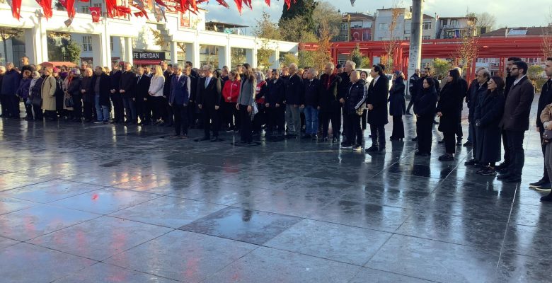 Bakırköy Cumhuriyet Meydanı’nda Öğretmenler Günü Çelengi Koyuldu