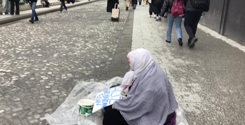 İstanbul’da “Açım” Diyerek Dilenen Kadınları Ne Zaman Görmeyeceğiz?