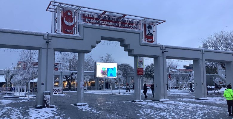 Bakırköy Cumhuriyet Meydanı’nda Beyaz Örtü Sardı
