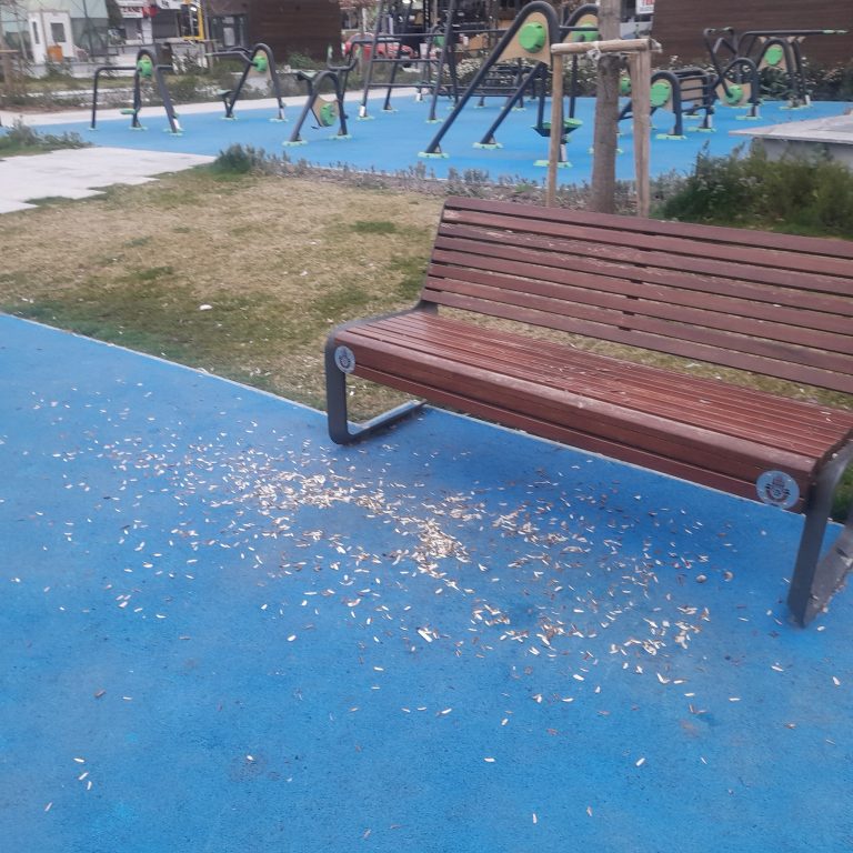 Özgürlük Meydanı’ndaki Parkı Çöplüğe Çevirenler, Evlerinde de Böyle mi Davranıyor?