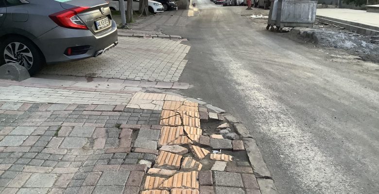 Sayın Bakırköy Belediye Başkanım, Bu yolda, gözleri görmeyen vatandaşlarımızı düşünmenizi rica ediyorum.