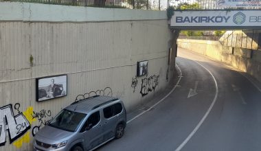 Sayın Bakırköy Belediye Başkanı, Atatürk Küçük Fotoğrafları Bakırköy’e Yakışmıyor? Atatürk’ün Halkı Dinleyen Fotoğrafı Duvara Büyük Yakışır?