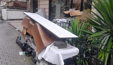 Bakırköy’de Bu Dükkan, Dersaneler Sokağı’na Yakışmayan Bir Görüntü Oluşturuyor