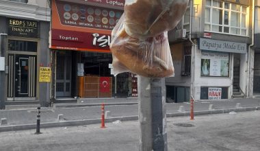 Mor Sümbül Sokağı’nın Direğine Ekmek Asan Kim?