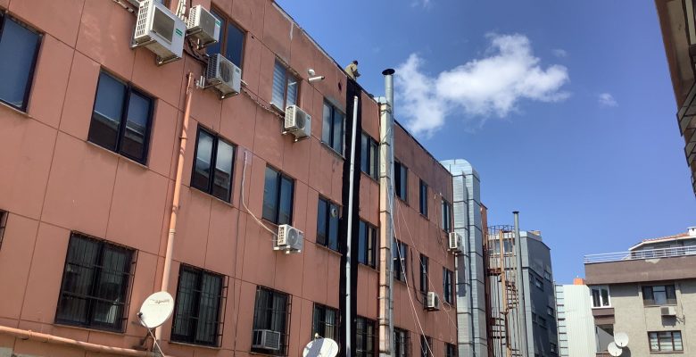 Bakırköy Meydan’da Çardak Restoran’da Yangın Paniği: Komşuların Duyarlılığı Büyük Felaketi Önledi