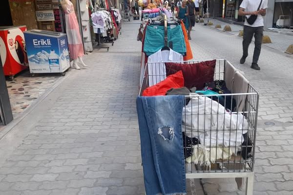 Bakırköy’de Yaya Yolları İşgal Altında: Vatandaşlar Çözüm Bekliyor