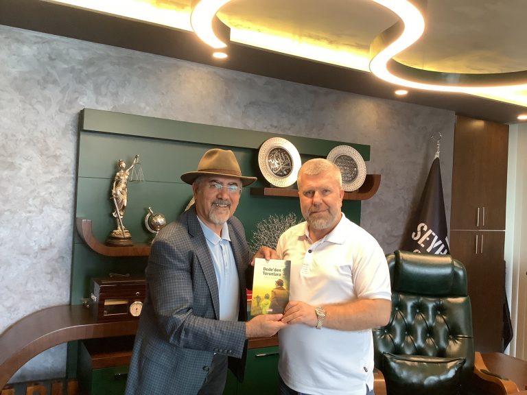 “Dededen Torunlara” Kitabı Adil Seyhan’a Hediye Edildi