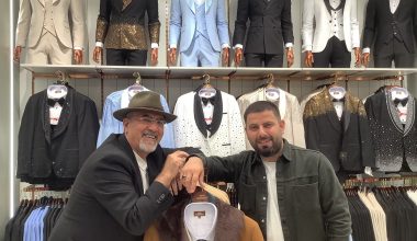 “Giyimde Tarz Bir Kültür İşidir” – Salih Delibaş ile Gazeteci Ayson Karabağ Röportajı